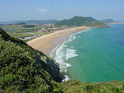 Playa de Berria vista desde el este con Argoños al fondo a la izquierda y Noja al fondo a la derecha.